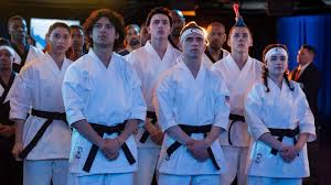 Cobra Kai: Um Revival Nostálgico que Equilibra Golpes e Emoção 2 cobra-kai
